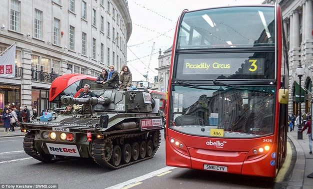 Thế nhưng để trải nghiệm đi xe tăng ngắm cảnh London không phải ai cũng đủ khả năng tài chính để thực hiện được. Du khách phải bỏ ra một khoản chi phí không hề rẻ (khoảng 50,5 triệu đồng) dành cho tour hai người chỉ trong vòng 3 giờ.