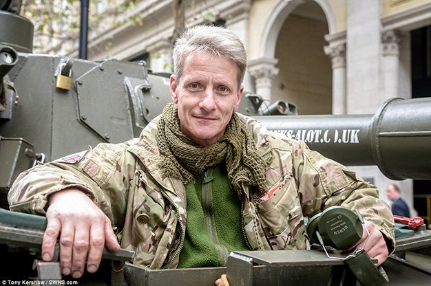 “Thật không thể tin được, tôi chưa bao giờ thấy có nhiều người nhìn chằm chằm vào mình trước đây. Đi trên xe tăng, bạn cảm thấy rất thú vị, thoải mái và an toàn hơn”, một du khách chia sẻ cảm nhận của mình. 