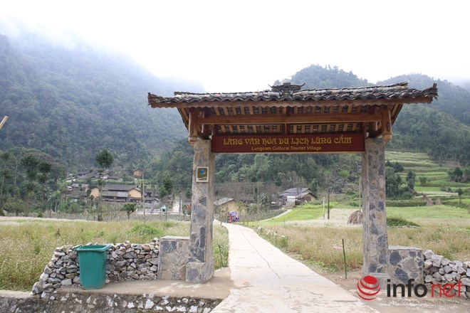 Cổng vào làng văn hoá du lịch Lũng Cẩm mới được xây dựng. Tiếp nối thành công từ bộ phim “Chuyện của Pao”, Nhà của Pao đã trở thành điểm đến du lịch Hà Giang. 