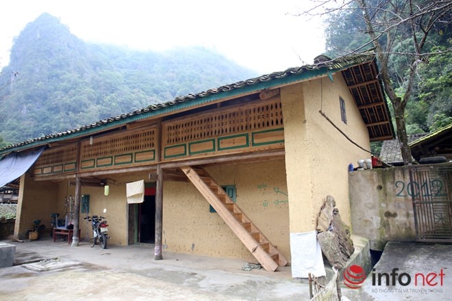 Làng đã mở rộng xây dựng thêm một số căn nhà trình tường mới nhằm đáp ứng nhu cầu của khách du lịch ngày một nhiều.