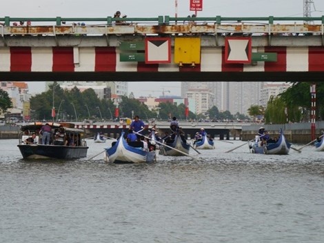 Tour du ngoan kenh Nhieu Loc bi vuong... ong nuoc hinh anh
