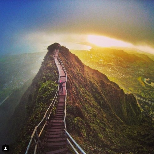 Vào năm 1980, các căn cứ quân sự trên đỉnh núi bị đóng cửa. Chính quyền đảo Oahu theo đó cũng ban lệnh đóng cửa luôn con đường leo núi tuyệt đẹp này và cắt cử một nhân viên bảo vệ ngồi canh gác ở lối vào. Ảnh: izzylivin.