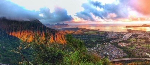 Khi đã lên được đến đỉnh Puu Keahiakahoe, các tay leo núi sẽ được ngắm nhìn toàn cảnh hòn đảo Oahu đẹp không kém thiên đường. Ảnh: Chungieee.