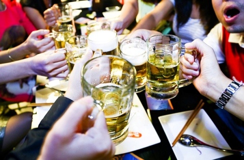 Nhau o Viet Nam trong mat nha bao nuoc ngoai hinh anh