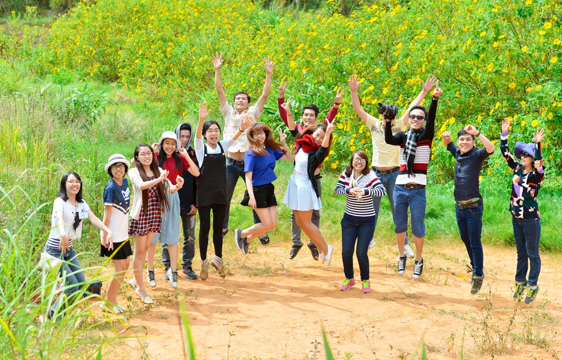 Các bạn trẻ “ế” dù mới quen nhau nhưng sẵn sàng chơi và quậy hết mình bên nhau.