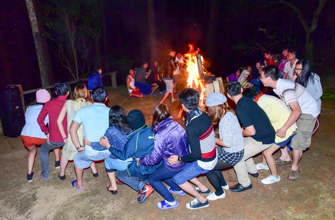 Những trò chơi vui nhộn trong đêm lửa trại giữa núi rừng hoang sơ,