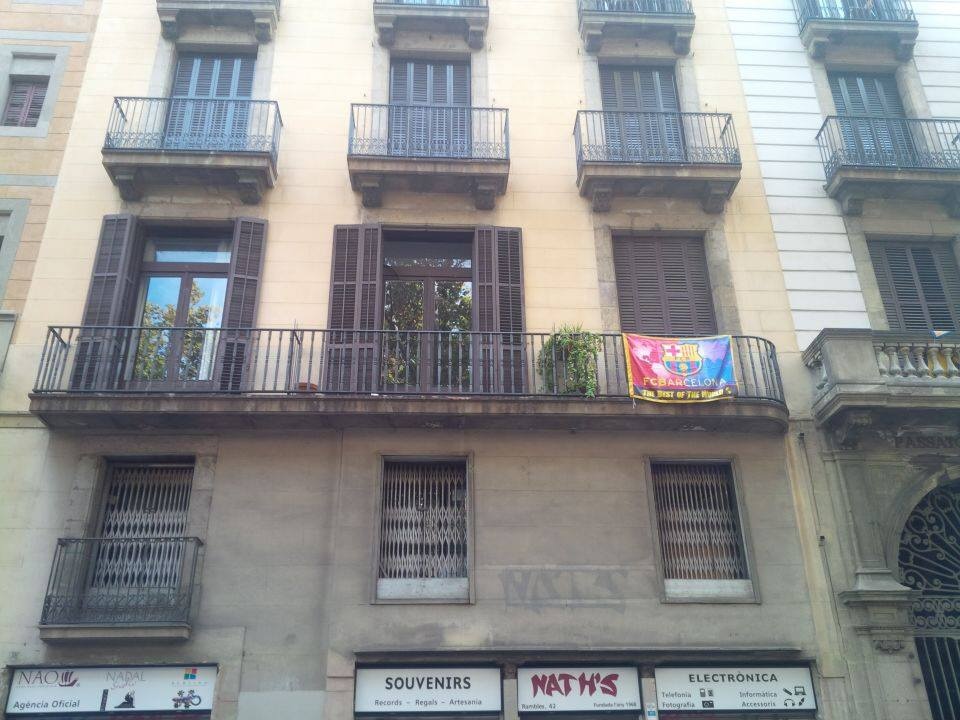 Khi một cô gái châu Á vừa ho khù khụ vừa quàng lại cái khăn cổ tại một quán ăn bên cạnh nhà thờ Sagrada Famillia, ông chủ quán hô ngay Barça với chữ R ở giữa rất rung và nặng, rồi đập tay cô. Đội bóng là niềm tự hào của người bản xứ, là lý do để khách du lịch đến đây, là điều tự nhiên nhất kết nối những con người xa lạ trên khắp thế giới.