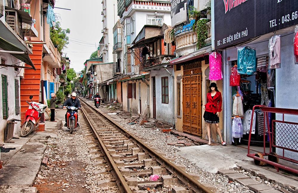 Đường tàu chạy qua một khu dân cư ở Hà Nội. Ảnh: Wilfred Seefeld/Picfair.