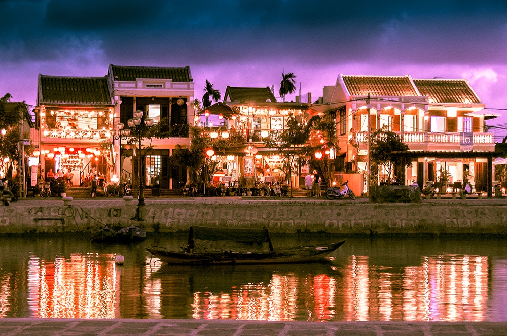 Phố cổ Hội An rực rỡ trong ánh đèn lồng và bình yên bên dòng sông Thu Bồn. Ảnh: Dan Convey/Picfair.