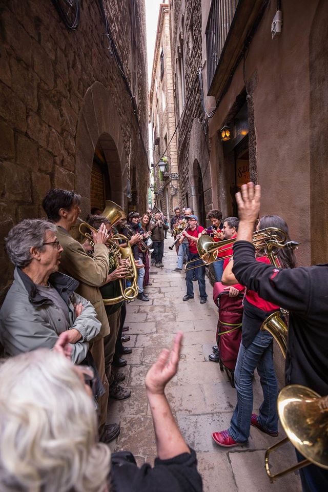 2. Thành phố của nghệ thuật  Thành phố Barcelona chứa đựng tinh thần nghệ thuật từ những kiến trúc nhỏ như nắp cống, biển tên khách sạn, những công trình kỳ vỹ như nhà thờ La Sagrada Famillia, từ nhóm nhạc ngẫu hứng trong ngách nhỏ phố Ramblas say sưa chơi nhạc mỗi sáng cuối tuần, hoặc cô gái đóng giả Marilyn Monroe hôn gió các khách du lịch trên phố. 