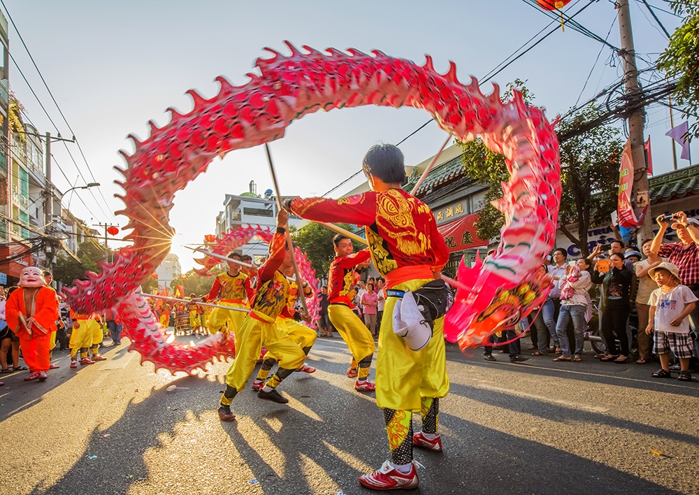 Múa lân trong ngày đầu năm mới ở Chợ Lớn, TP HCM. Ảnh: Nguyễn Quang Ngọc/Picfair.