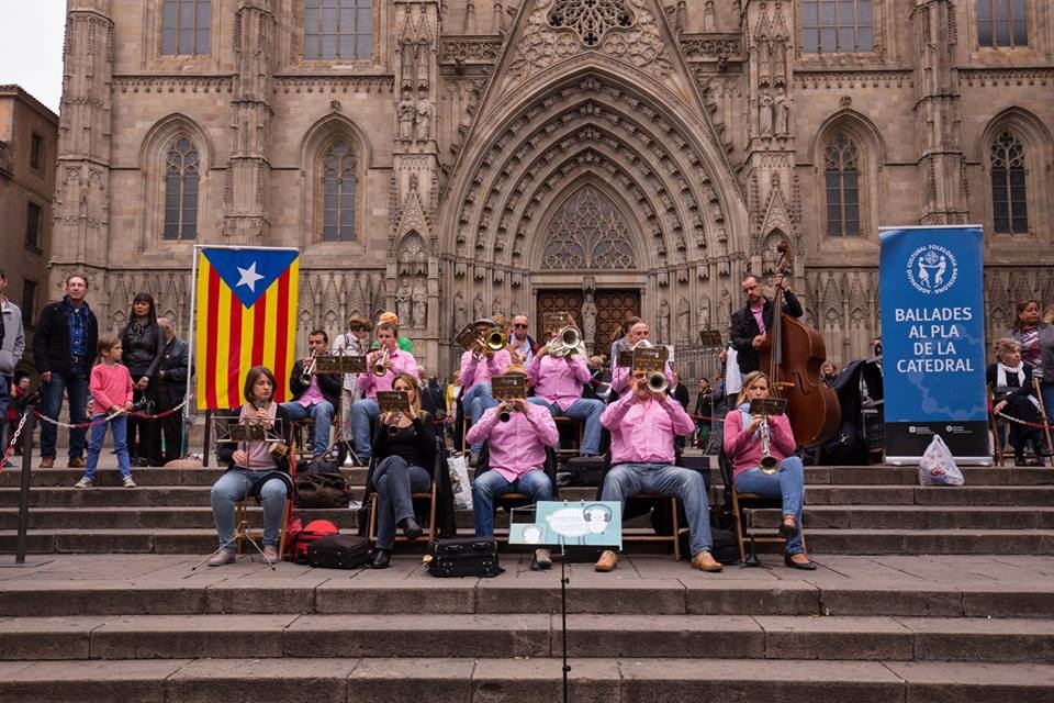 Hình ảnh dàn nhạc đường phố đang say sưa diễn vào sáng Chủ Nhật.