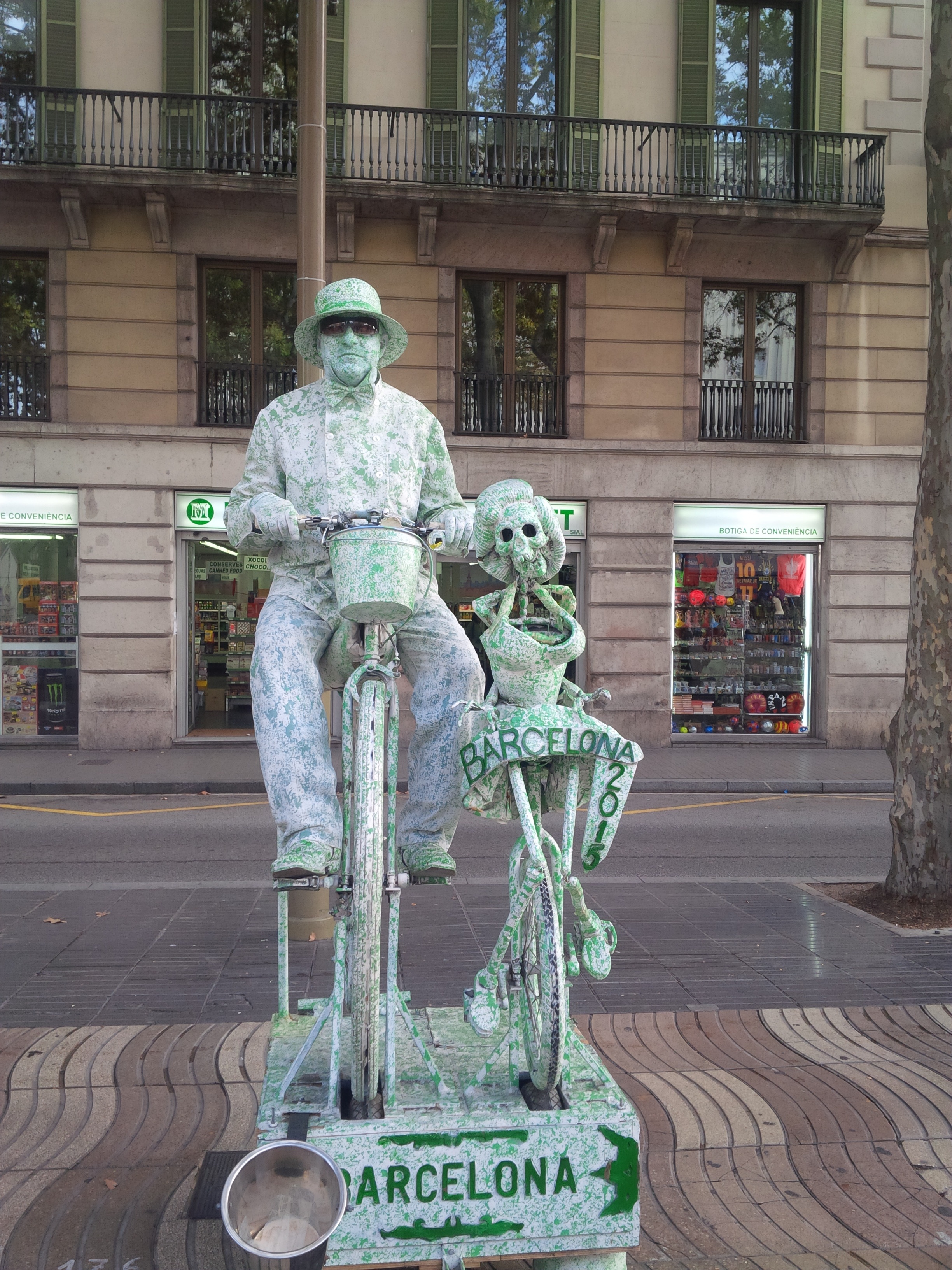 Không hề sắp đặt hay phải tìm mới thấy, chỉ cần đi trên đường và chịu khó quan sát, bạn sẽ thấy mình đang bước trong một thế giới nghệ thuật bản năng và đầy tự do. 