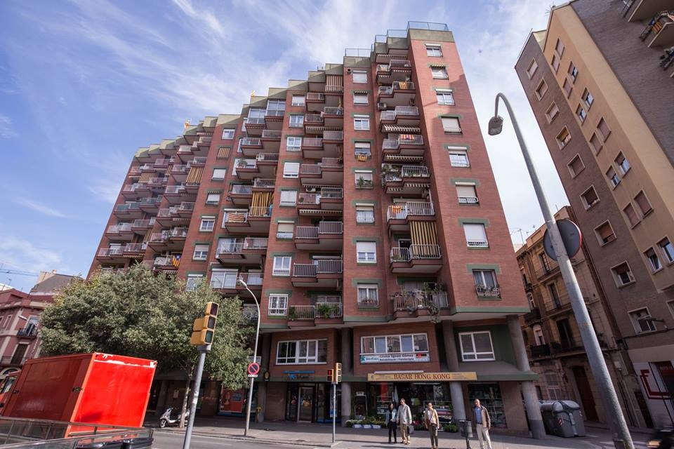 Sự tiện lợi này đã giúp chúng tôi được tiếp cận thần tượng của mình. Sân tập của FC Barcelona cách trung tâm thành phố gần 40km, chúng tôi chỉ phải đổi 1 lần tàu điện và 1 lần tram là có thể tận mắt gặp và xin chữ ký cầu thủ. Chỉ cần cầm trong tay vé tàu điện và bản đồ metro, Barcelona là của bạn.