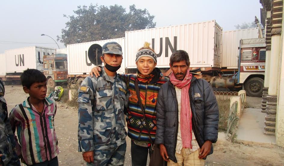 Đây là người lính biên giới Nepal và người đàn ông ở trong câu chuyện mất hộ chiếu của em, tay em vẫn cầm cuốn hộ chiếu đó, tìm thấy được hộ chiếu em như vỡ òa và ôm chầm lấy họ rất chặt, nhớ lại chuyện này vẫn hú hồn, hihi