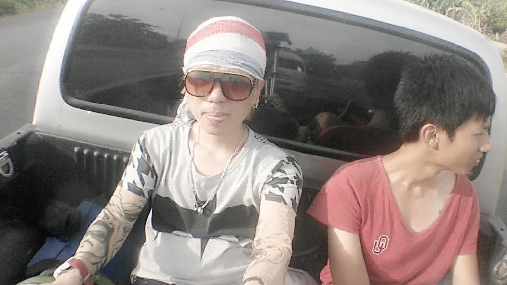 Một trong những chuyến Hitch-hiking (đi nhờ xe) từ Thái Lan đến Myanmar, ngồi sau thùng xe rất xóc nhưng cảm nhận được phong cảnh và những làn gió tạt qua mặt rất thoải mái.