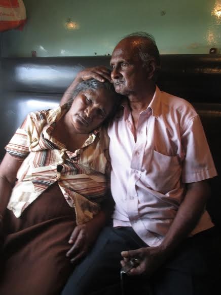 Đôi vợ chồng già trên tàu lửa đến Colombo.