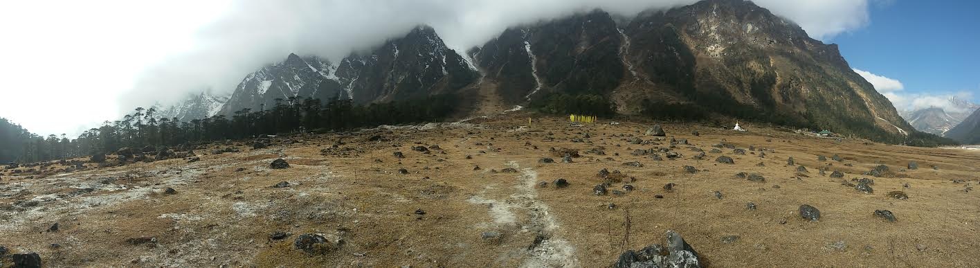 Những dãy núi trập trùng ẩn mình trong sương mây và lớp băng tuyết, cùng những cánh rừng nguyên sinh không biết bao nhiêu ngàn năm tuổi trên dãy Himalaya.