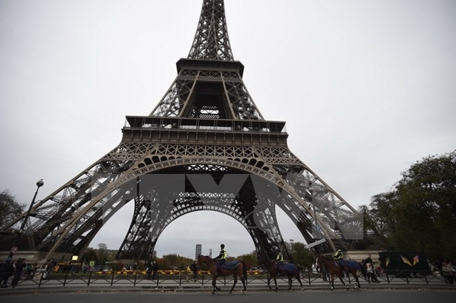 Cảnh sát tuần tra tại Tháp Eiffel ngày 14/11 sau các vụ tấn công khủng bố. Cảnh sát tuần tra tại Tháp Eiffel ngày 14/11 sau các vụ tấn công khủng bố. Cảnh sát tuần tra tại Tháp Eiffel ngày 14/11 sau các vụ tấn công khủng bố. Ảnh: AFP.