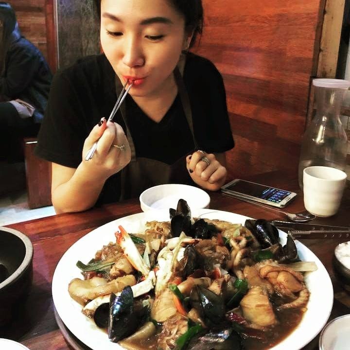  Gà om Andong: Món này ở Myeongdong nổi tiếng lắm, ngon xuýt xoa. Gà om cay, có miến, có nấm và có khoai. Nhất định phải thử!