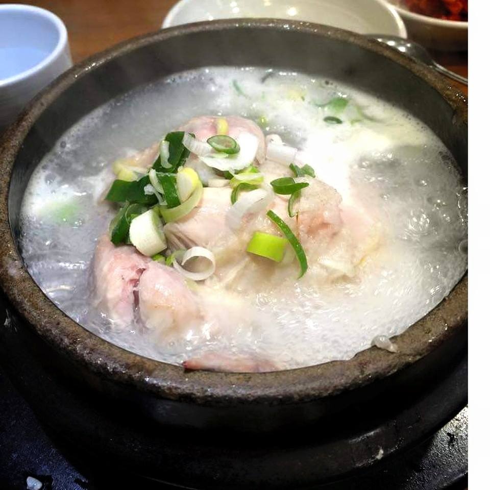 Gà Tần Sâm: Món ăn này quá nổi ở Hàn Quốc. Già trẻ lớn bé đi riêng đi tour đều phải ăn thử một lần cho biết Biểu tượng cảm xúc tongue giời lạnh làm một nồi này tỉnh cả người. Mọi người hay ăn ở Myeongdong nhưng chỗ gần Gyeongbuk-Gung ngon hơn nhiều đó