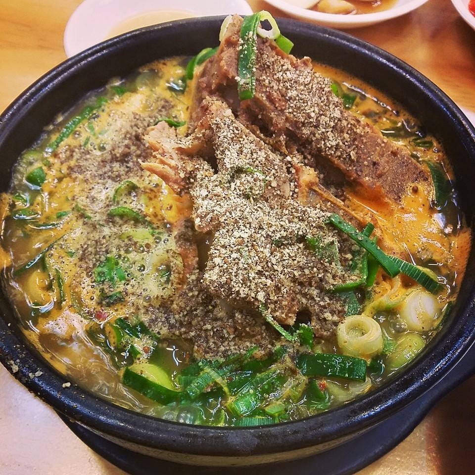  Canh Tủy - Canh Khoai giã rượu: các quán này mở 24/7, nước cực kỳ đậm đà, khúc xương lớn, đầy tủy luôn, húp một thìa nước canh là tỉnh người. 