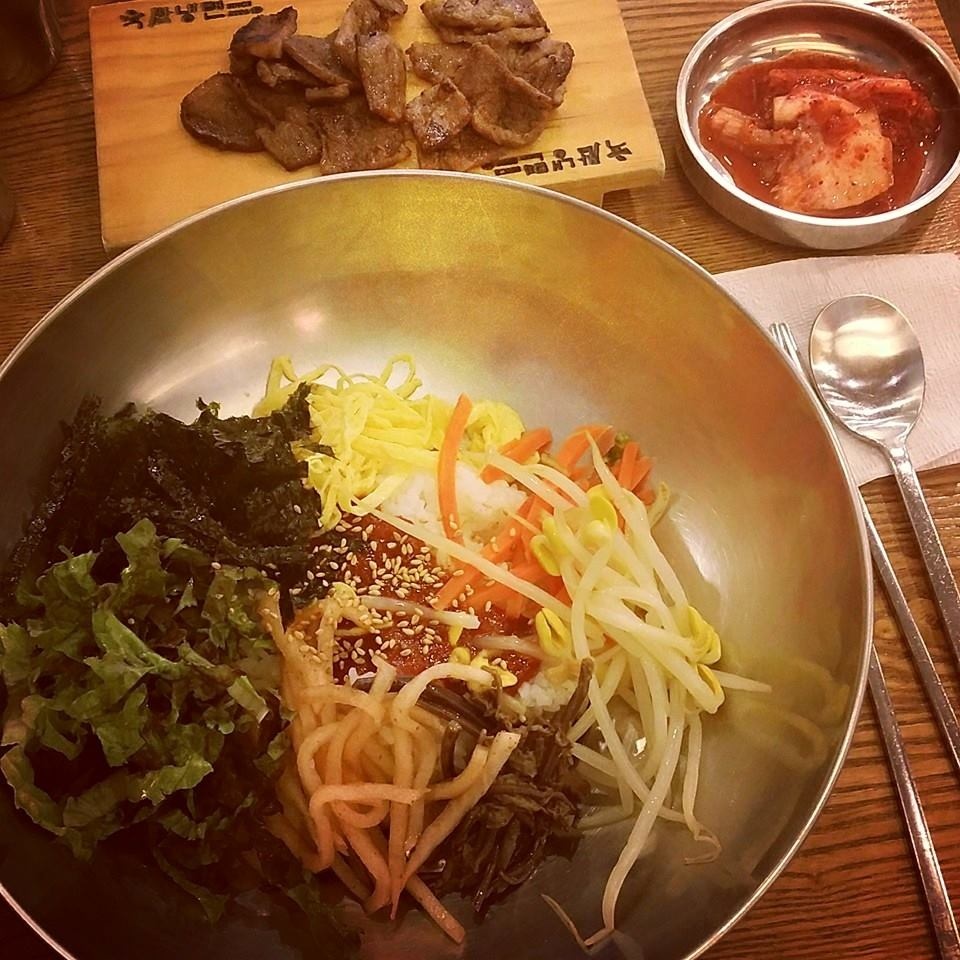 Cơm trộn Bibimbap: Có hai loại nóng hoặc nguội, nóng có thịt và nấm, làm trong nồi gang. Nguội ở trong bát nhôm, toàn rau ăn với tương ớt, rất hạp với những người thích ăn chay.