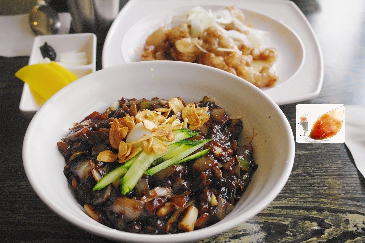 Mỳ đen Chachangmyeon: Món ăn huyền thoại của dân Hàn, của sinh viên Hàn, ăn xong mồm đen thui, ăn với thịt chua ngọt, ở Việt Nam làm không ngon chứ ở bên Hàn là món ăn xếp vào tầm gây nghiện cơ ý. Các hàng cơm bình dân đều có phục vụ món này.