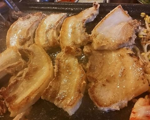 Thịt Nướng: Thịt ba chỉ, thịt năm chỉ, bì lợn nướng, hoặc xa xỉ hơn thì có bò Hanu, ngon từ quán vỉa hè lụp xụp cho đến nhà hàng. Nhưng kinh nghiệm Quỳnh thấy càng quán nào... lụp xụp lại càng ngon, miếng thịt vừa dày vừa thơm. Các bạn nào đi du lịch ở gần mạn trung tâm thì có thể ra Jongcak ăn thử nhé.