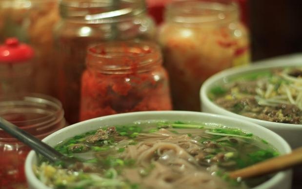 Phở Bắc Hà khác biệt ở sợi phở có màu nâu hồng nhạt với độ dày vừa phải và giữ được độ dai-mềm cần thiết. Khi ăn, bạn được phục vụ cùng nhiều gia vị đi kèm với rau sống và khoảng 3-4 loại tương ớt, măng ớt, đu đủ dầm ớt.