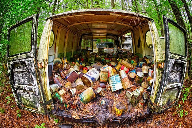 Để duy trì niềm đam mê của mình, Dean quyết định kiếm tiền bằng cách thu phí tham quan và chụp ảnh, thay vì bán dần bộ sưu tập. Từ đó, mỗi năm thành phố xe cũ đón hàng nghìn lượt khách tham quan.