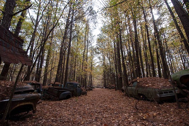 Khung cảnh u ám, ảm đạm của thành phố xe cũ sau những ngày mưa.