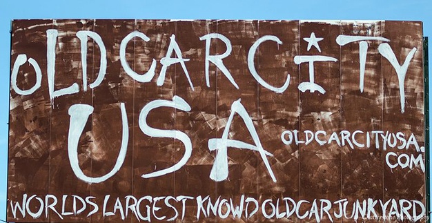 Thành phố xe cũ có hơn 4.000 chiếc ô tô dòng cổ điển. Những chiếc xe tại đây phần lớn đều sản xuất trước năm 1972 và lâu đời hơn thế.