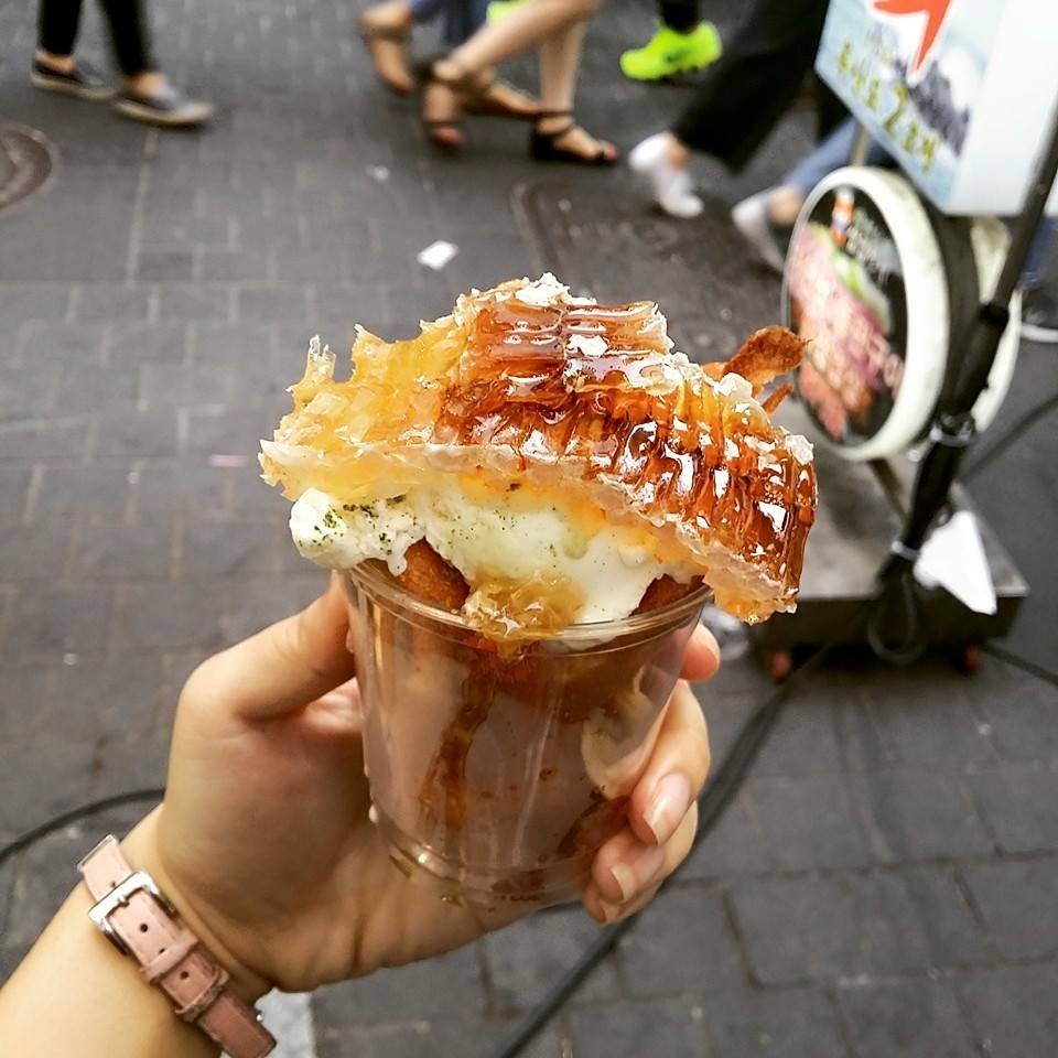 Kem cá Sáp mật: Mặc dù đã có một vài cửa hàng ở Việt Nam thử áp dụng mô hình này, và bản thân mình cũng rất muốn có thể mang về ở Việt Nam nhưng quả thật kem Cá Sáp Mật ở Hàn Quốc ngon khủng khiếp! Cái ngon ở đây chính là việc vỏ kem cá giòn nóng, bên trong có cục kem vani ngọt vừa phải, và một tảng sáp mật ong sạch, bóng cực lớn mà các bác bán kem lúc nào cũng hào phóng cắt cả miếng lớn cho vào. Các loại kem này bán dọc đường Myeongdong từ khoảng tầm 4 giờ chiều.