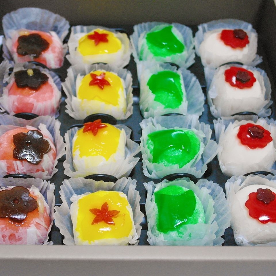 Bánh Tokk dạng thạch hoa quả: Nhiều người không thích ăn bánh tokk truyền thống của Hàn vì nói nó quá bột và... chẳng có vị gì! Các bạn hiền đã nhầm to rồi đó, thế giới tokk của Hàn Quốc thật sự là phong phú lắm, và trong đó thì các bánh tokk dạng hoa quả thạch cực kì mát và ngon! Hộp cũng đẹp nữa nên rất thích hợp để mua mang về làm quà tặng bố mẹ. Các bạn có thể mua ăn ở trong Lotte Department Store tầng Hầm hoặc là phố Jongno 3-Ga nhé!