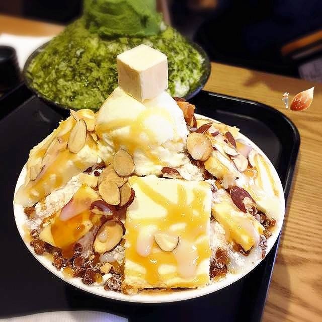 Đá bào: Sở dĩ mình cho Đá bào Seolbing vào Top 1 chứ không phải Bingsu vì có một sự cơ bản rất lớn giữa hai món này! Cái mà mọi người hay ăn ở Việt Nam là Patbingsu - Đá bào đậu đỏ, nhưng thật sự thì Seolbing là một... thế giới rộng lớn hơn rất nhiều! Các hạt tuyết li ti đều là sữa, hoặc là vị nước riêng bào thành chứ không phải là đá xay, ăn rất ngon. Và các bạn đừng nghĩ là nhất định phải ăn Đậu đỏ nếu ăn Seolbing hoặc Bingsu nhé, vì ở Hàn thì vị phô mai, trà xanh, chocolate, trái cây cũng rất thu hút. Các quán Seolbing có ở rất nhiều nơi trên toàn Seoul, nhưng các bạn cũng có thể ăn ngon được ở Myeongdong hoặc Hongdae nhé.