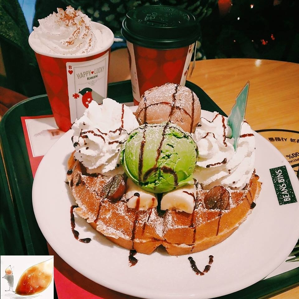 Waffle Ice cream: Quỳnh đã từng giới thiệu waffle ở Hàn rất khác với Waffle Bỉ, và đây là một trong những món mà couple khi đi hẹn hò ở đây thường xuyên ăn. Bánh to, thơm mùi quế, có độ xốp rất vừa phải và khi ăn với những viên kem khổng lồ như thế kia thì đúng là một đối thủ đáng gờm của các nước Châu Âu rồi Biểu tượng cảm xúc tongue Theo Quỳnh thấy thì nơi có những món bánh waffle ngon và đẹp như thế kia nhất là Samcheongdong, con phố có hai hàng lá quạt vàng vào mùa thu, cực kỳ lãng mạn, hai bên đường toàn các hàng cafe bánh kiểu này thôi. Rất gần với Đại Sứ Quán Việt Nam nhé Biểu tượng cảm xúc tongue Ở phía sau Cung điện Gyeongbuk.
