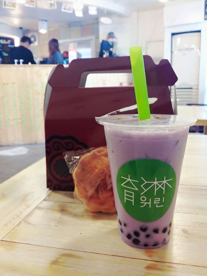 Trà Sữa Đá Xay Khoai Môn: Trà sữa Hàn Quốc khác với trà Sữa ở Việt Nam đó là họ thường xay cả đá vào ăn thẳng chứ không để cả cục nên lạnh rất lâu, và vị khoai môn ở đây vừa ngậy, ngọt thơm lại rất béo, uống vào lúc giữa mùa hè rất tuyệt vời. Theo mình thấy thì cửa hàng ngon nhất về món này là ở trên Apguijeong Rodeo, gần mấy thánh địa có JYP và là trên đường ra SMTown cũ, quán nhỏ xíu, treo đầy mấy cái bảng chữ ký tên của các sao từ thời mới khởi nghiệp. Đương nhiên là lúc nào cũng đông nghịt vì fan tứ xứ đều đến thưởng thức .
