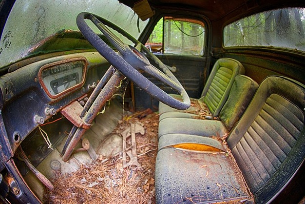 Thay vì tiếp tục công việc tháo dỡ những chiếc xe cũ ra để bán phụ tùng, ông quyết định sẽ giữ và bảo tồn những chiếc xe phế liệu.