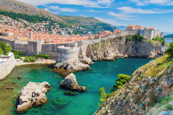 Đường làng ở Croatia: Văn hóa du lịch bằng xe đạp ăn sâu ở Châu Âu. Vùng đất tuyệt đẹp này là viên ngọc quý ẩn mình ở Châu Âu, nổi tiếng với bờ biển nguyên sơ cùng đại dương xanh mát, những vườn hoa oải hương, ô liu đầy sắc màu. Xen kẽ giữa các thị trấn, thành phố là vẻ đẹp rực rỡ của Slavic, Pháp, Ottoman, La Mã, kiến trúc Byzantine. Thực hiện một tour du lịch 6 ngày nhàn nhã trên các hòn đảo với một kết thúc hoành tráng ở Pearl của Adriatic, Dubrovnik hay 7 đêm đi du lịch đạp xe đạp ở Istria.