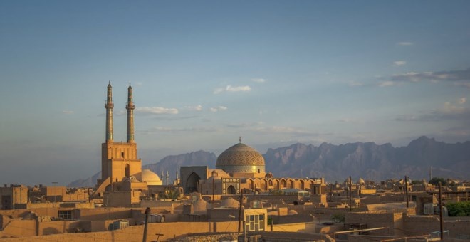 Thành phố Shiraz đến Yazd, Iran: Mất khoảng một tuần để khám phá Trung Đông trên chuyến đi với hành trình dài 500 km. Với tour du lịch bằng xe đạp từ thành phố Shiraz đến Yazd, bạn sẽ được tham quan thành cổ Persepolis với 2.000 năm tuổi, khung cảnh tuyệt đẹp ở sa mạc Abarkuh gần Yazd, văn hóa của các tín đồ hỏa giáo của người Ba Tư. Bạn có thể thuê khách sạn, nhà nghỉ hay cắm trại để nghỉ ngơi.