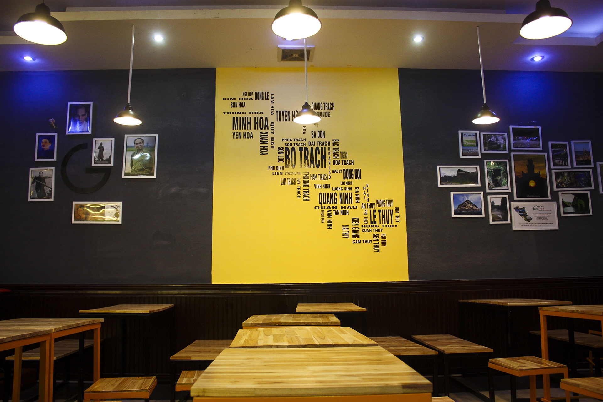 Quán mở bán từ sáng sớm đến khuya. Không gian thoáng đãng, đẹp đẽ nên được nhiều người thường đến đây thưởng thức các món ăn và nghe những bản nhạc yêu thích. Ngoài ra, các huyện, xã của tỉnh Quảng Bình và những bức ảnh về thiên nhiên, con người Quảng Bình được trang trí, sắp xếp rất ấn tượng.