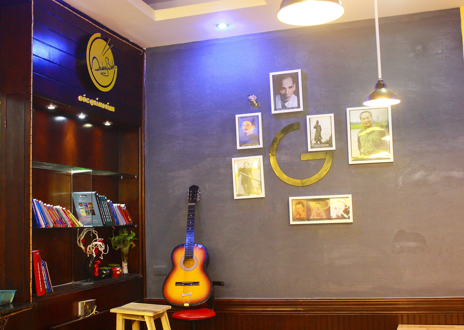 Những tấm ảnh của các vị anh hùng quê hương Quảng Bình cùng tủ sách và các vật dụng được bố trí ngăn nắp, bắt mắt các thực khách khi đến quán.