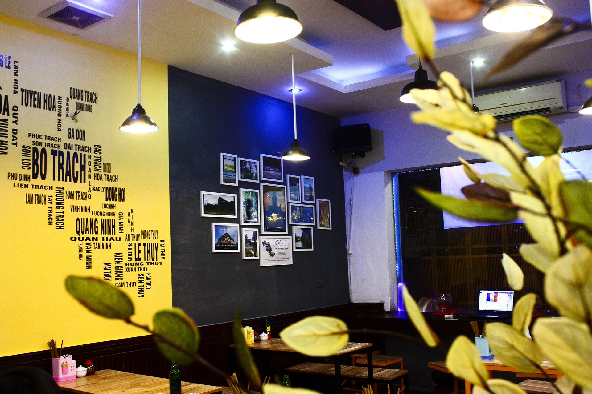 Thực khách vừa có thể thưởng thức các món ăn ngon, vừa nghe nhạc vừa ngắm nhìn bên ngoài qua ô cửa kính to ngay tại bàn ăn. Thực đơn của Góc Quảng Bình có nhiều món như bánh canh( sườn, cá, tôm, thập cẩm), ram chiên giòn, bánh lọc lá, bánh lọc rán, bánh lọc trần, ngao hấp, bánh tráng xúc hến,…Mỗi món đều mang một hương vị riêng và đậm chất ẩm thực Quảng Bình mà khó có nơi nào có được.