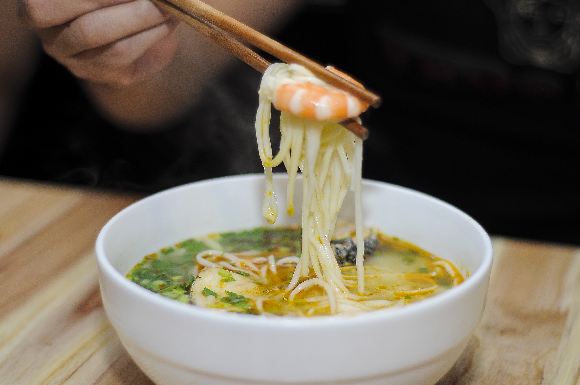 Ngoài món ăn ngon, không gian có chút mộc mạc của quê hương Quảng Bình lại có chút sang trọng của thủ đô Hà Nội, quán ăn còn được các thực khách đánh giá cao bởi số lượng đông đảo nhân viên phục vụ. Đây là những bạn trẻ sinh viên ở Quảng Bình đang học tập ở Hà Nội luôn muốn đóng góp và quảng bá hình ảnh Quảng Bình xinh đẹp đến với mọi người. 