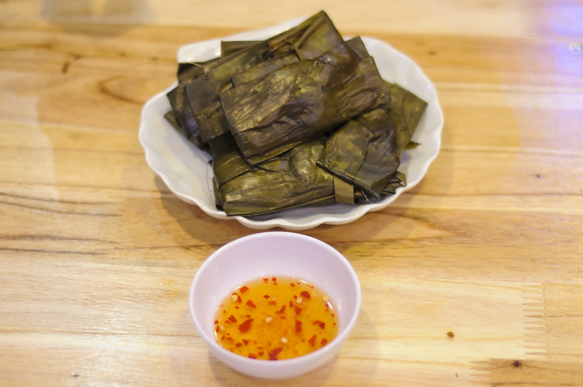 Bánh bột lọc lá cũng là món ăn đặc sản mà thực khách yêu thích khi đến quán. Bánh được làm từ tinh bột sắn đã được luộc lên, nhồi và nặn thành bánh có nhân gồm thịt heo, mộc nhĩ, tôm,…rồi gói trong lá chuối.