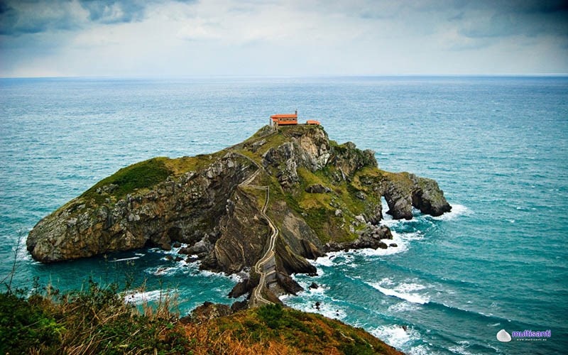 Cây cầu này nối giữa phần đất liền của Tây Ban Nha với hòn đảo nhỏ Gaztelugatxe trên bờ biển Biscay.