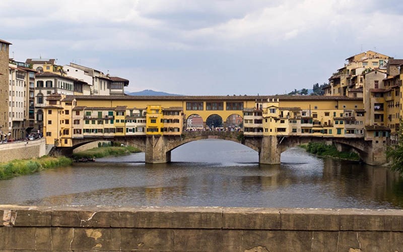 Cây cầu đá vòm thời trung cổ Ponte Vecchio bắc qua sông Arno ở Florence, Italy. Đây là cây cầu duy nhất giữ nguyên được thiết kế từ thời ban đầu của nó.