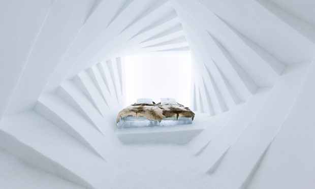 Khách sạn băng, Thụy Điển: Ice Hotel là khách sạn băng lớn nhất thế giới nằm ở Jakkajarvi. Mỗi năm, các nghệ nhân cùng các nhà thiết kế sử dụng nước đá từ sông Torne để tạo nên những căn phòng băng với những chiếc giường băng độc đáo mang nét đặc trưng riêng.  Mỗi phòng đều có túi sưởi ẩm, nệm giữ ấm, du khách có thể yên tâm thưởng thức giấc ngủ trên những chiếc giường băng. Nơi đây có đủ dịch vụ như quán ba, nhà thờ, điểm tuyệt vời nhất để ngắm bắc cực quang.