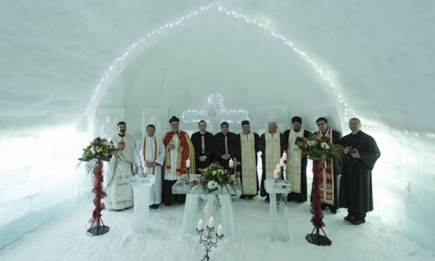 Khách sạn băng, Romania: Ẩn mình giữa các đỉnh núi băng của dãy núi Fagaras thuộc vùng trung tâm Romania, khách sạn băng như đi ra từ những câu chuyện cổ tích.  Đến đây, du khách sẽ được ngả lưng xuống giường băng mát lạnh, nhâm nhi ly bia dưới tiết trời dưới 0 độ C, thưởng thức các món ăn trên những chiếc đĩa băng hay tản bộ ngắm nhìn tuyết rơi ở bên ngoài vườn. 